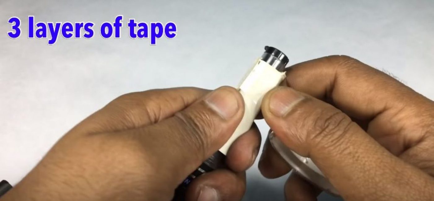 Nous enroulons le ruban adhésif