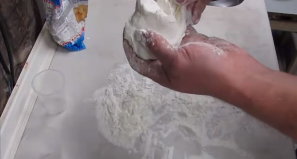 Continuez à pétrir avec vos mains