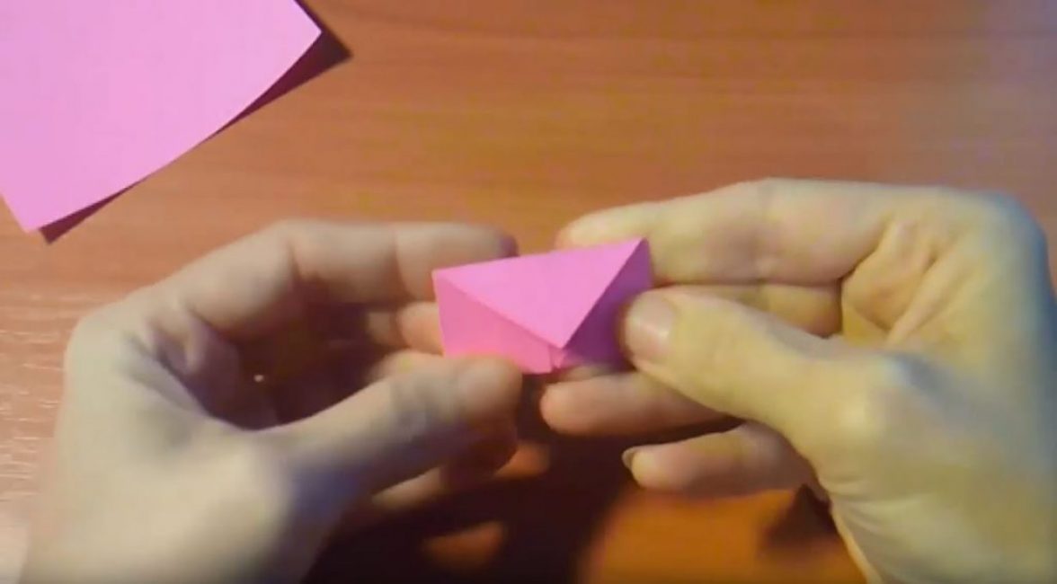 Pliez le haut de la pièce vers le bas et retournez-la