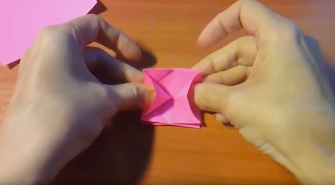 En ouvrant le bas de la pièce, on trouve le centre