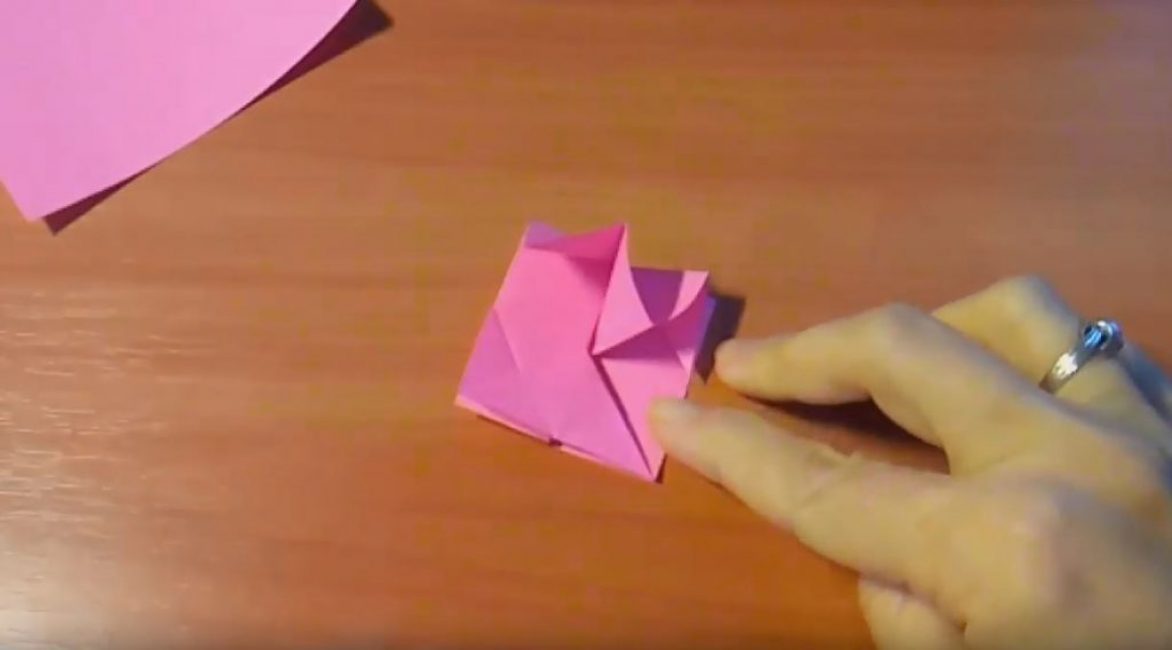 Appuyez sur le triangle central et aplatissez-le