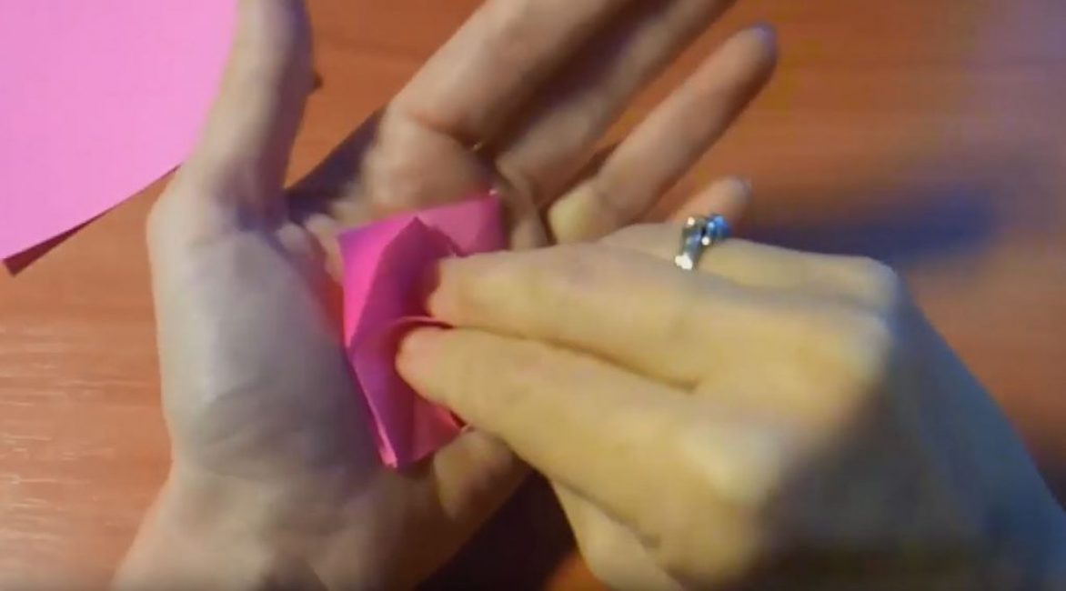 la base de la rose est placée sur la paume gauche