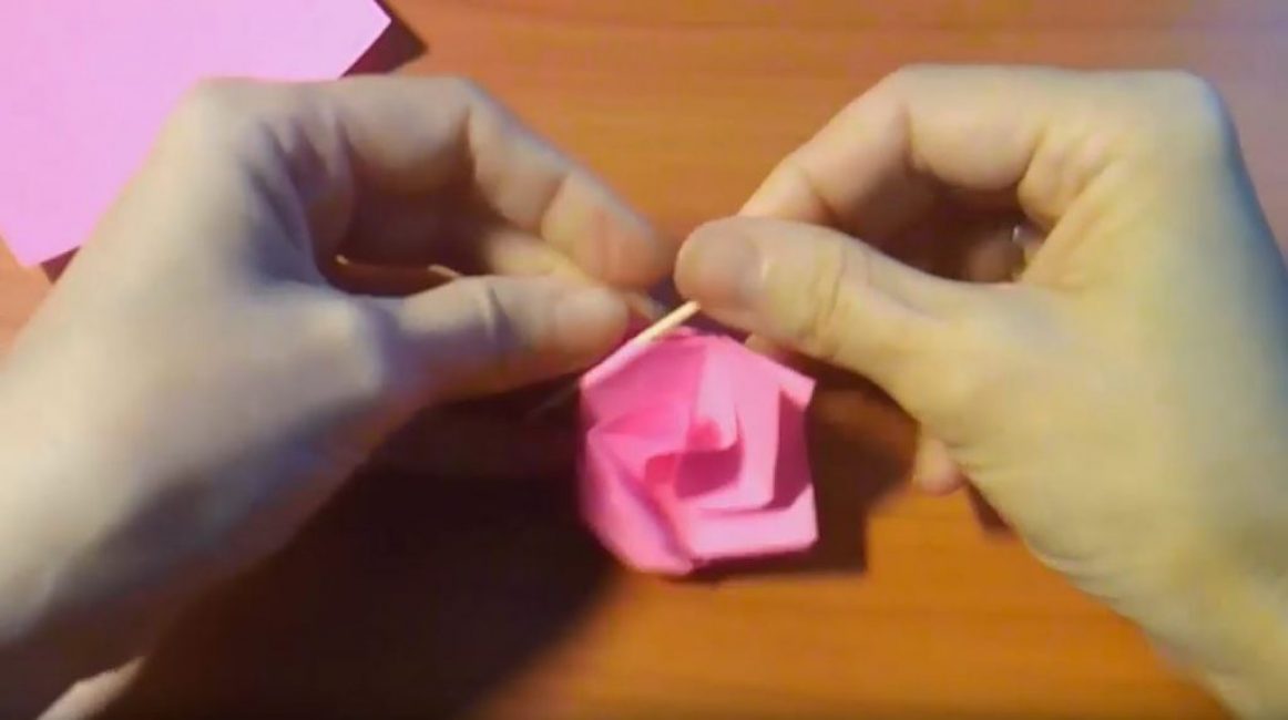 tordre les extrémités des pétales de rose