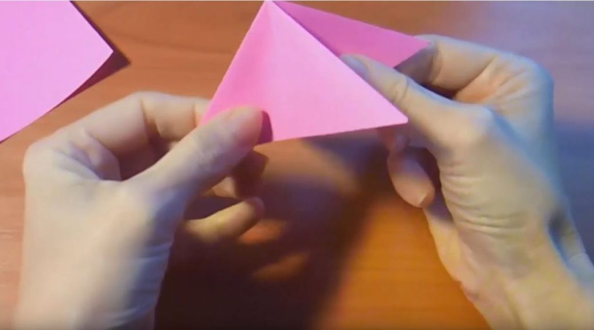 ramener les deux côtés du triangle au centre