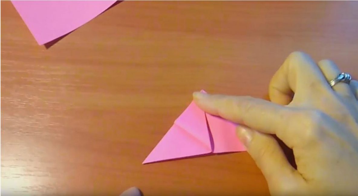 Pliez le coin inférieur gauche vers le milieu