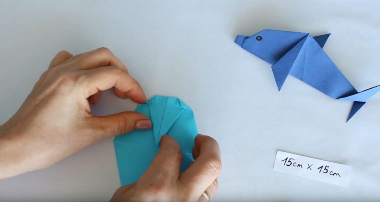 plier les deux coins du triangle jusqu'au pli