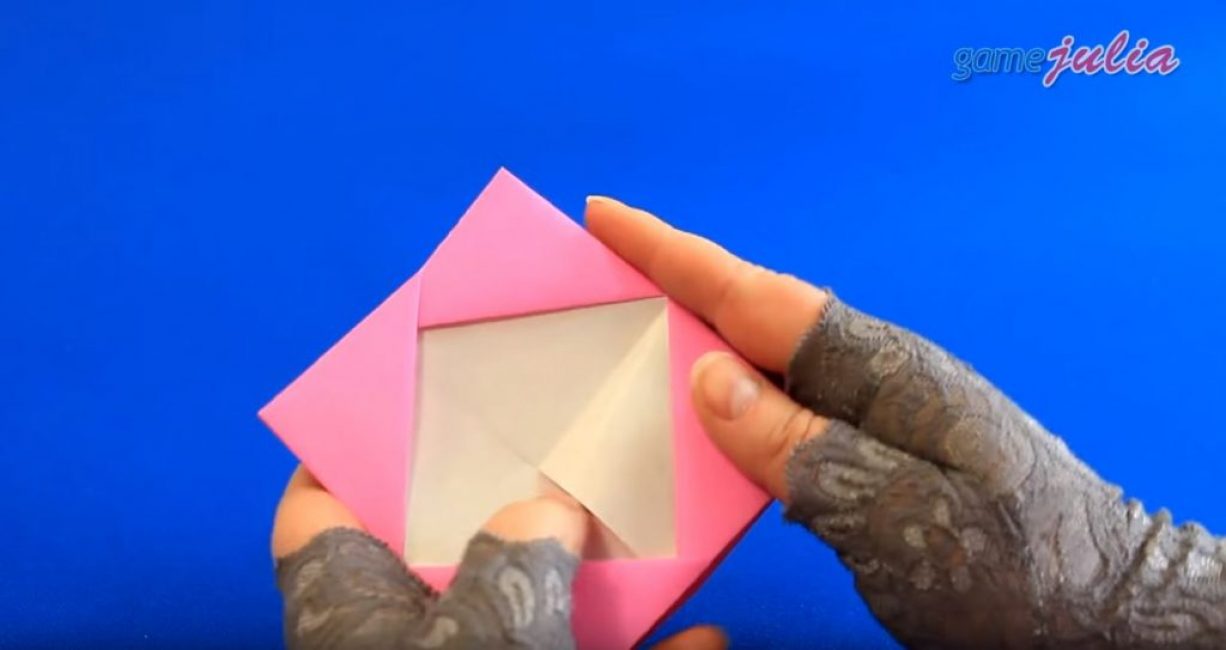 Nous remplissons le coin supérieur droit sous le triangle supérieur gauche