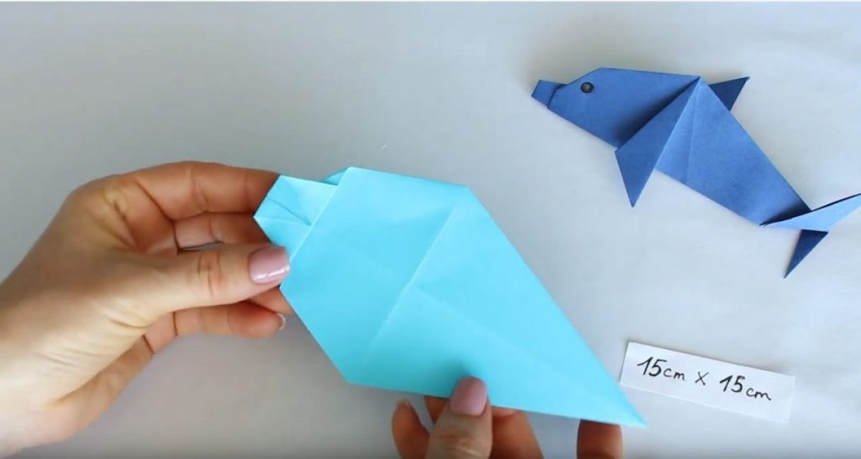 En reculant de quelques millimètres, pliez à nouveau le coin