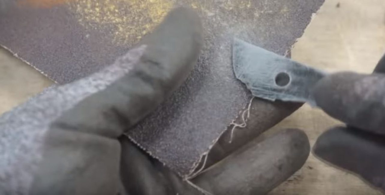 Poncer avec du papier de verre