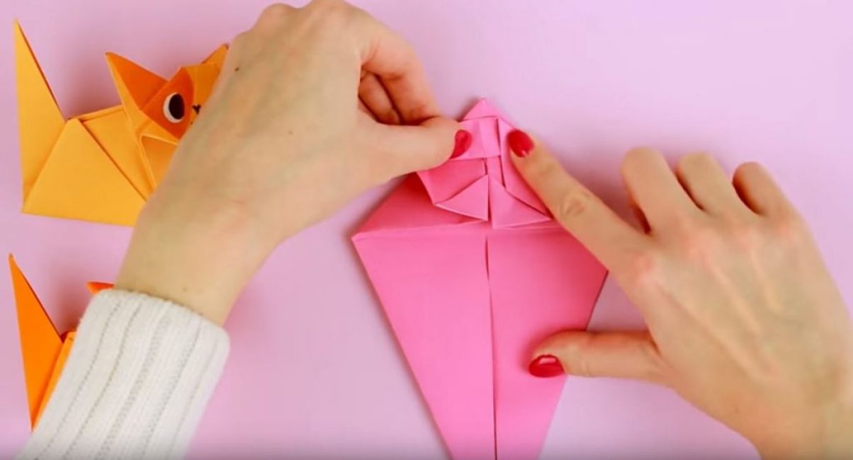 Pliez les côtés gauche et droit vers l'intérieur