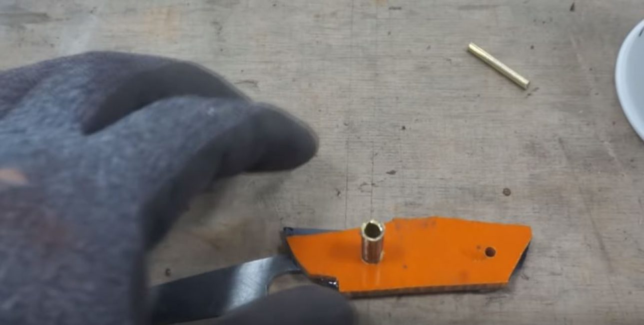 Nous collons la poignée