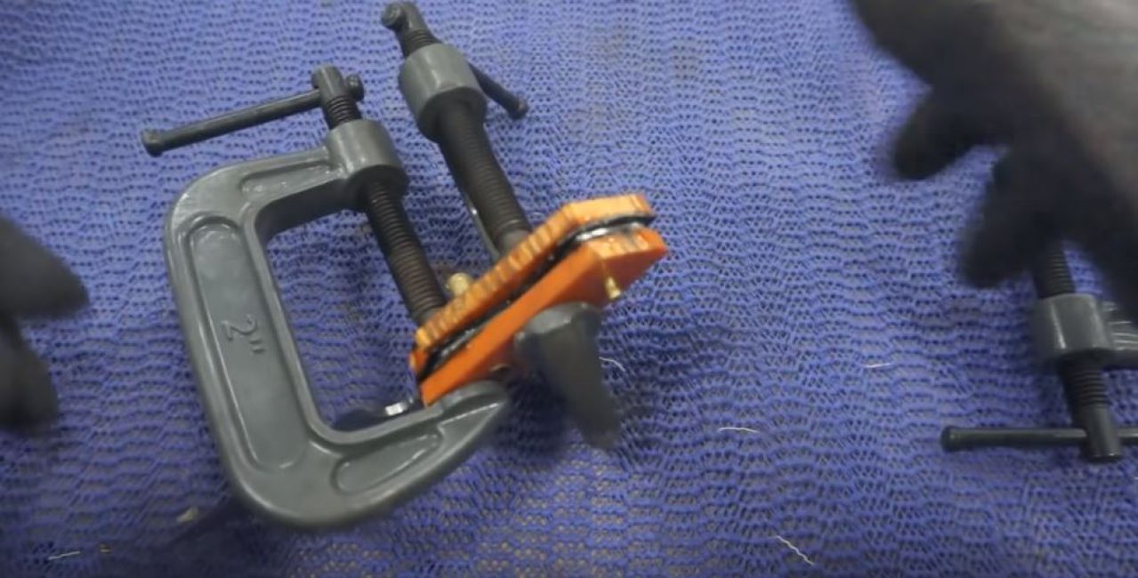 Nous fixons avec des pinces