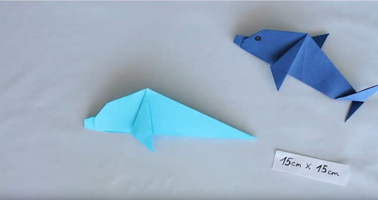 Plier le triangle latéral de manière à diviser le pli en deux