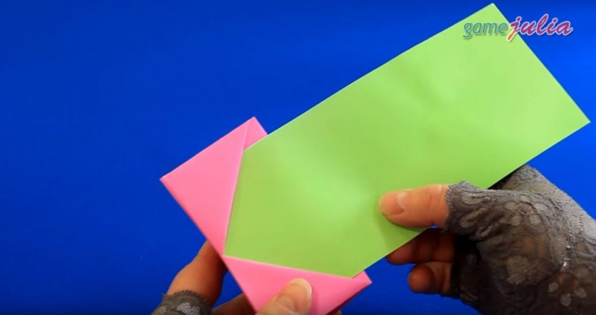 Nous l'insérons soigneusement dans la partie inférieure de notre pièce.