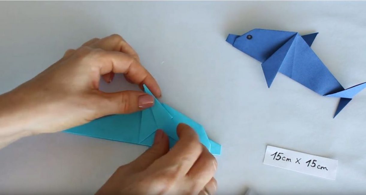 Nous le redressons de manière à ce que la direction de la deuxième ailette soit vers le haut