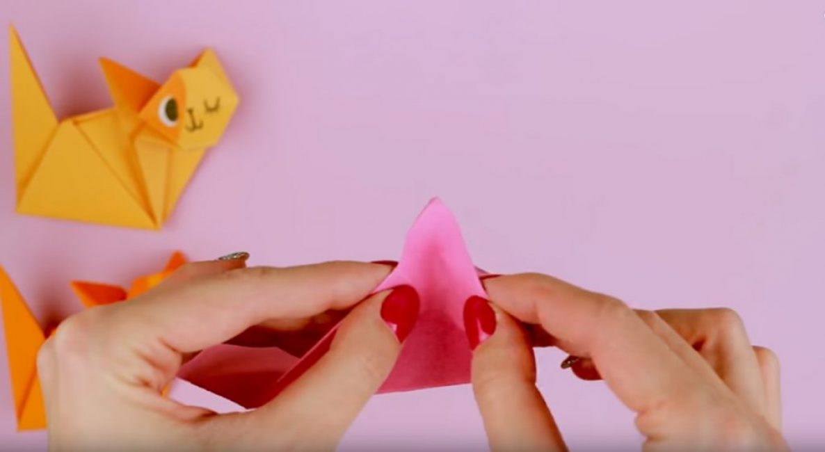 Nous plions les deux côtés adjacents au coin supérieur