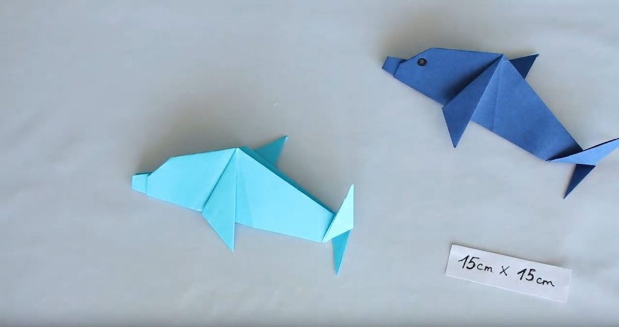 plier un coin vers le haut et former l'autre vers le bas