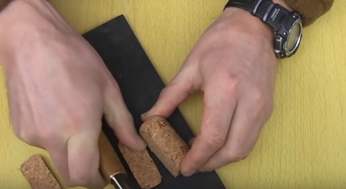 Couper les bords du liège