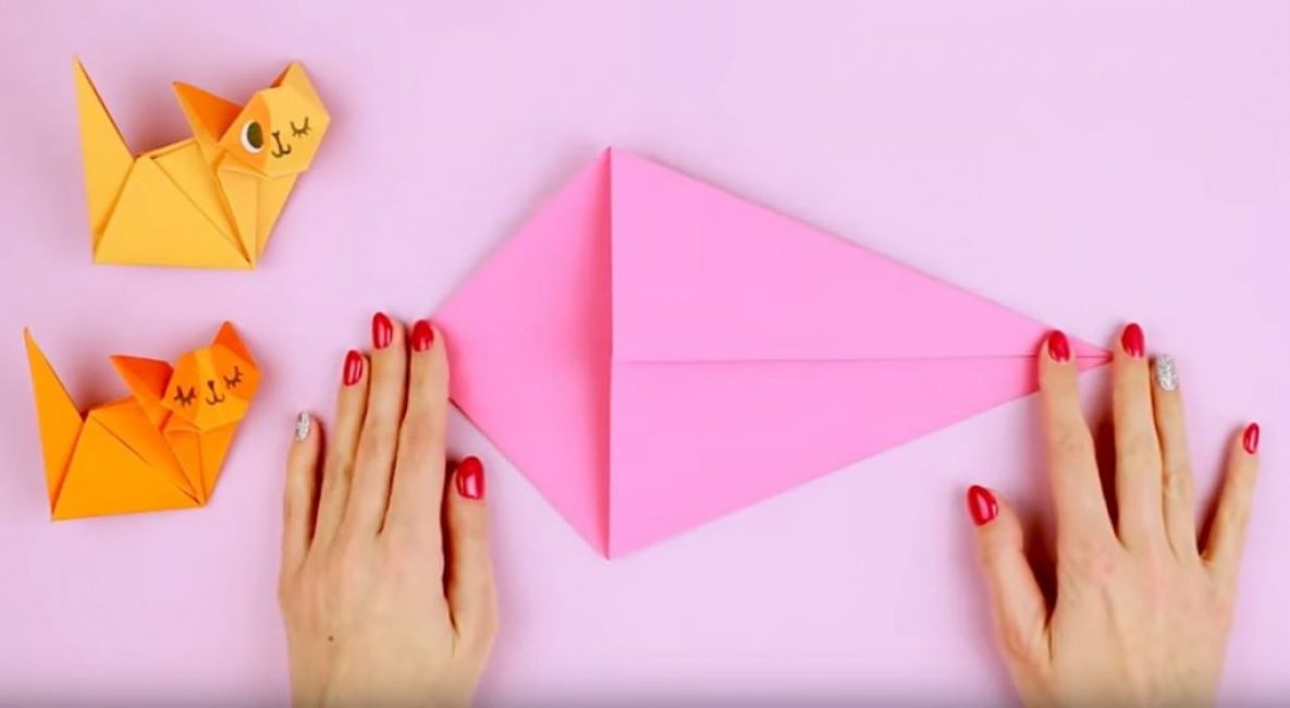 plier les deux coins vers le pli central