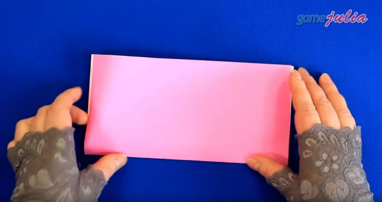 Nous plions notre carré en deux