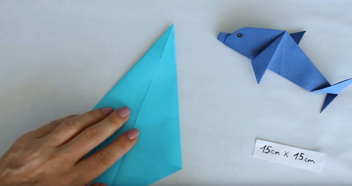 plier les deux côtés en un pli en diagonale