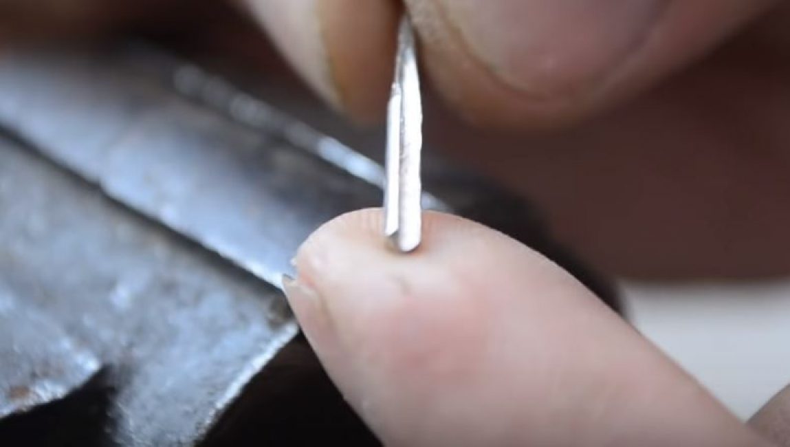 Faire une rainure dans l'aiguille