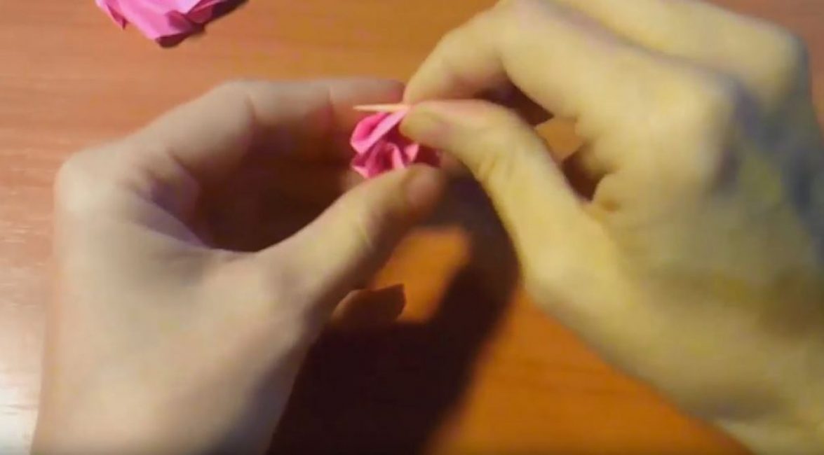 tordre les bords des pétales de rose