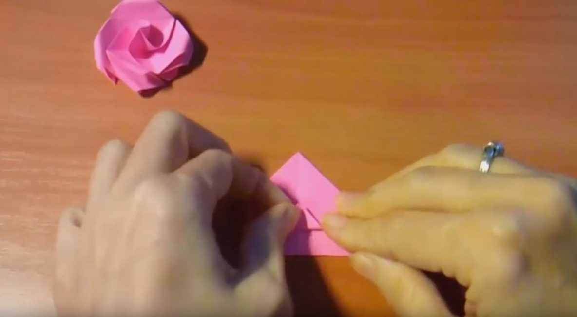 Nous élevons également le haut du triangle central au centre