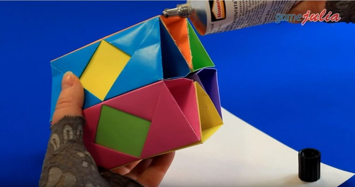 Nous appliquons de la colle Moment sur tous les bords de la partie inférieure de notre pièce