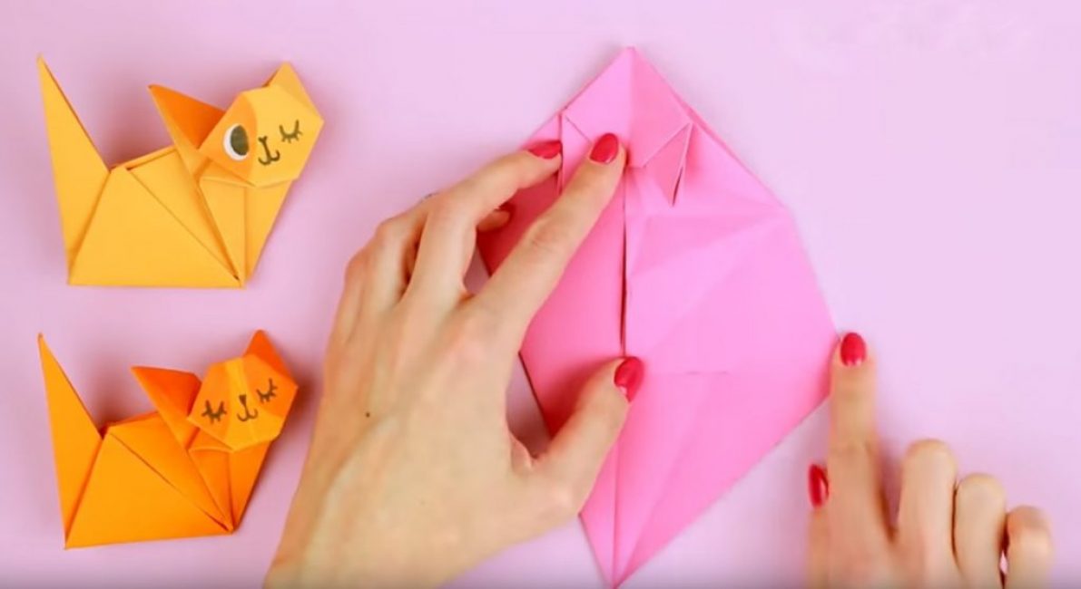 Développez soigneusement le côté droit du triangle central