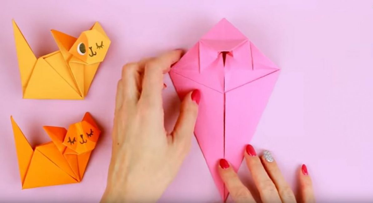 Pliez les côtés gauche et droit vers le centre