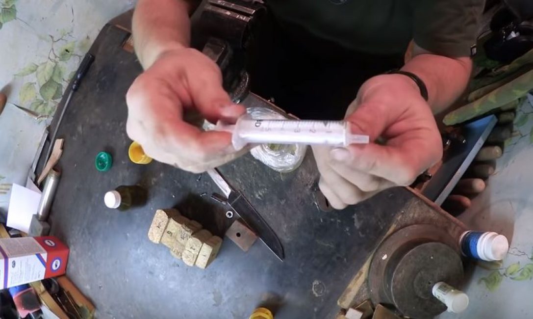 Mélanger de la colle époxy