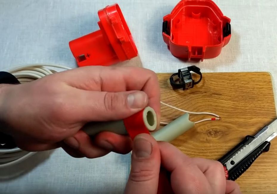 Nous enveloppons avec du ruban électrique