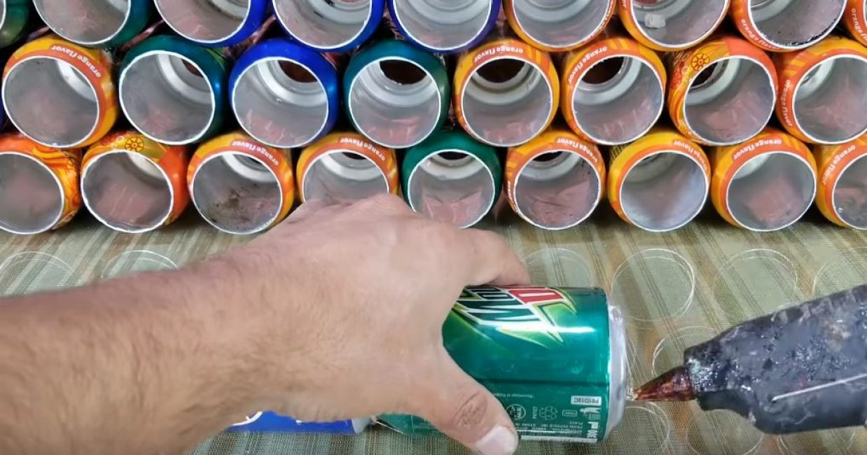 On fixe les bocaux avec un pistolet à colle