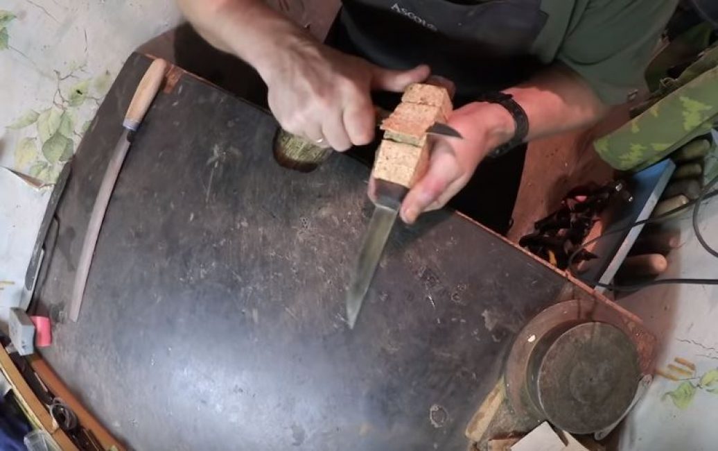 Couper les bords avec un couteau