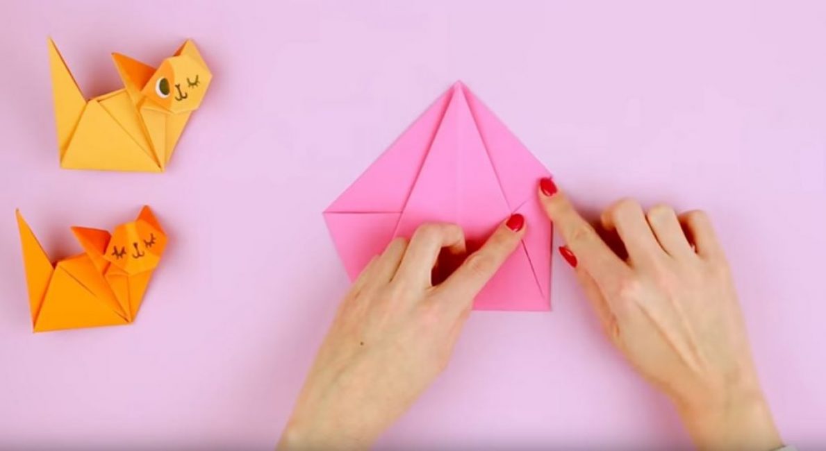 Pliez les bords vers le triangle central