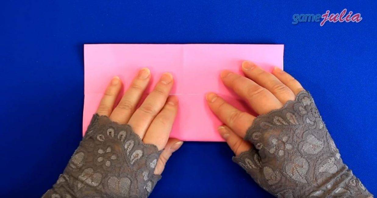 plier les côtés vers le pli central