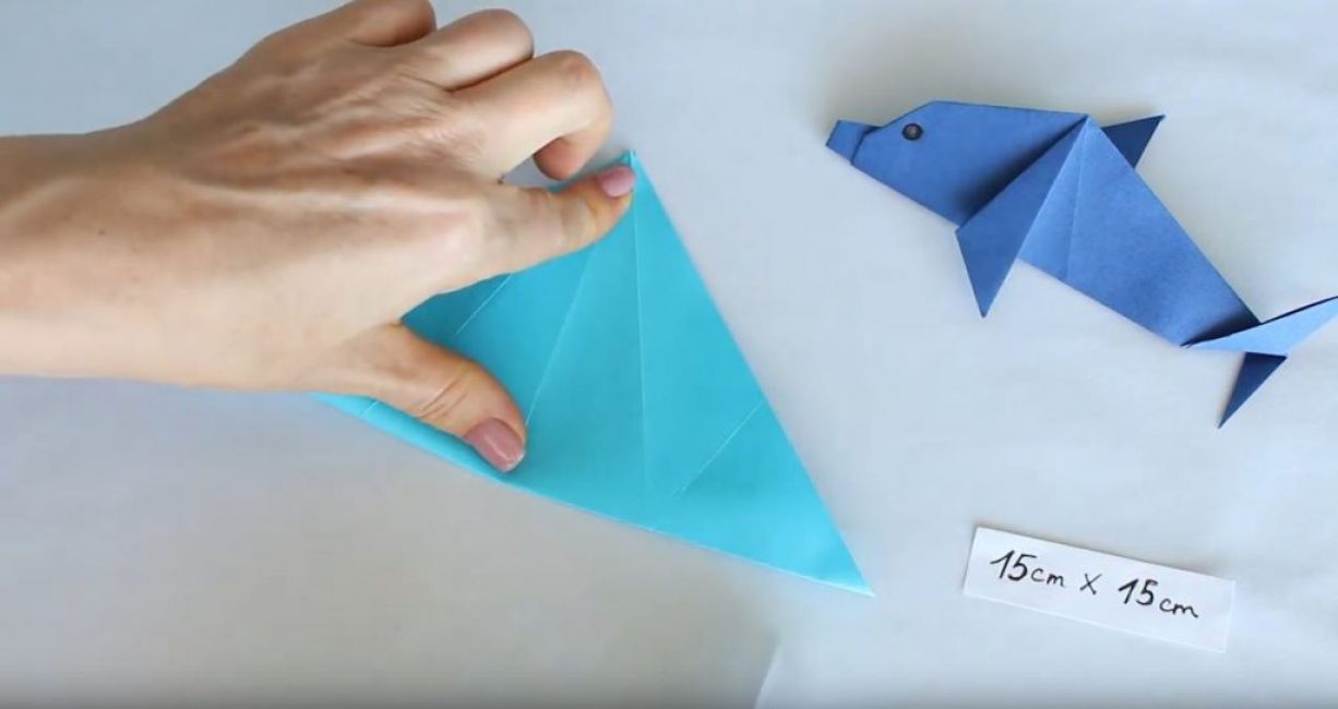 reliant le coin supérieur au bas