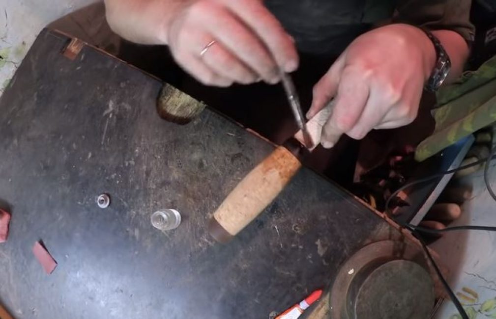 Nous couvrons la poignée d'imprégnation