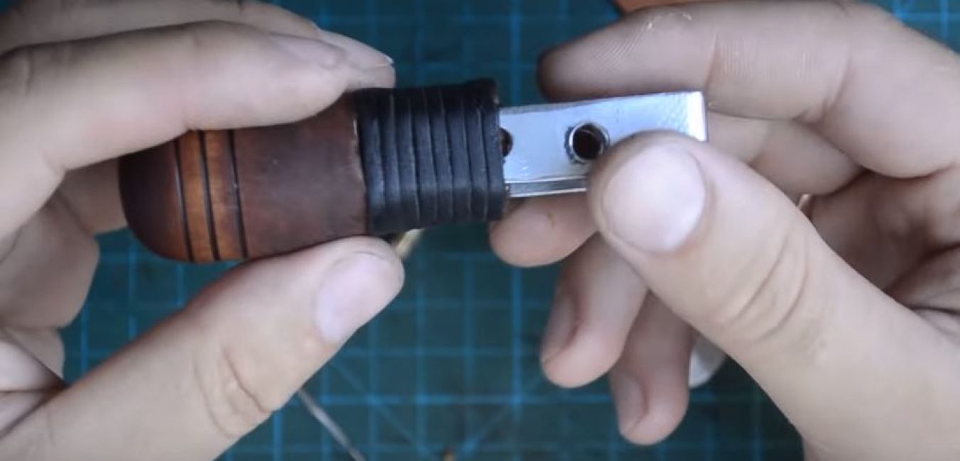 Fixez le support à la poignée