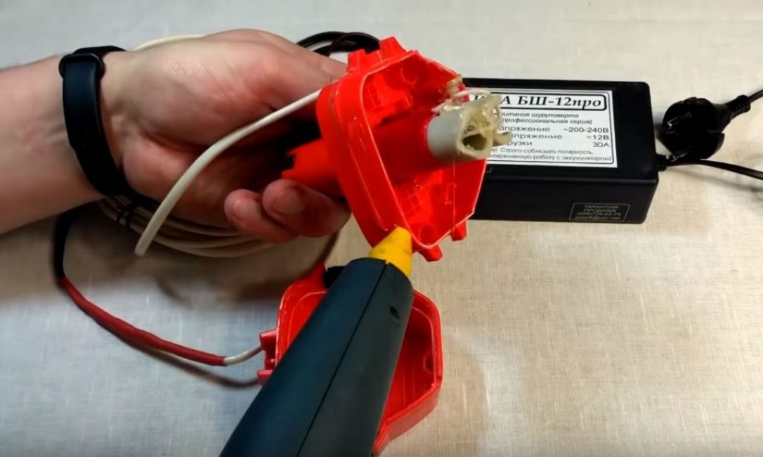 Nous collons le boîtier