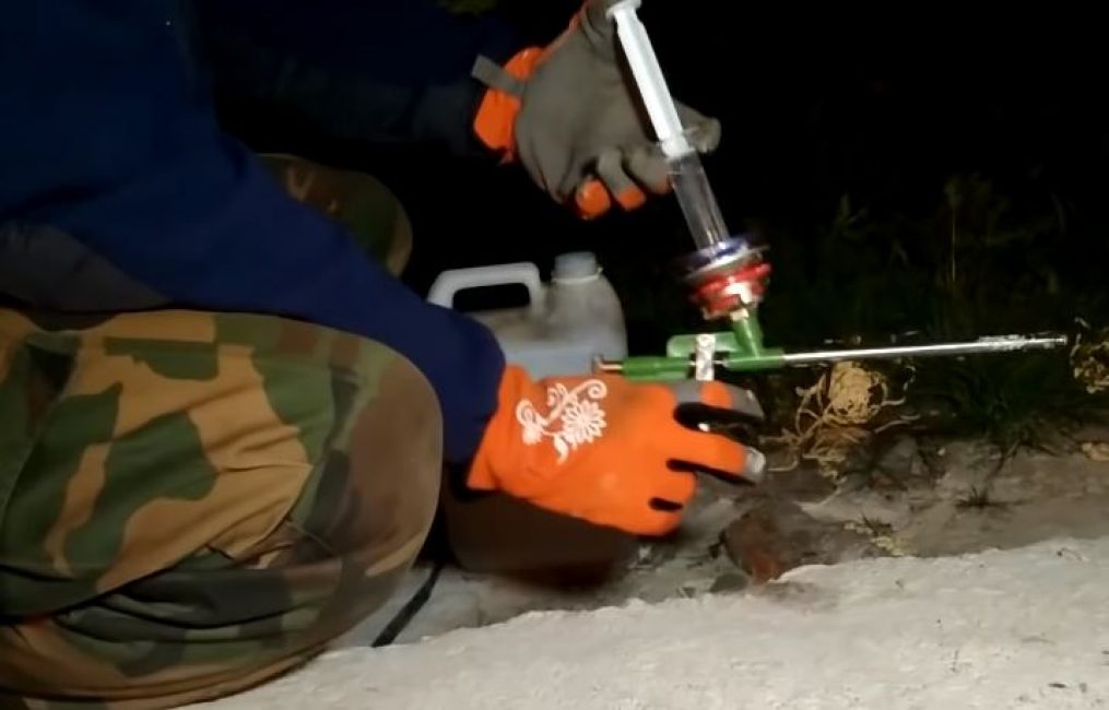 Nous insérons le piston