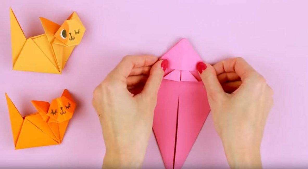 La partie saillante est doucement écartée dans différentes directions