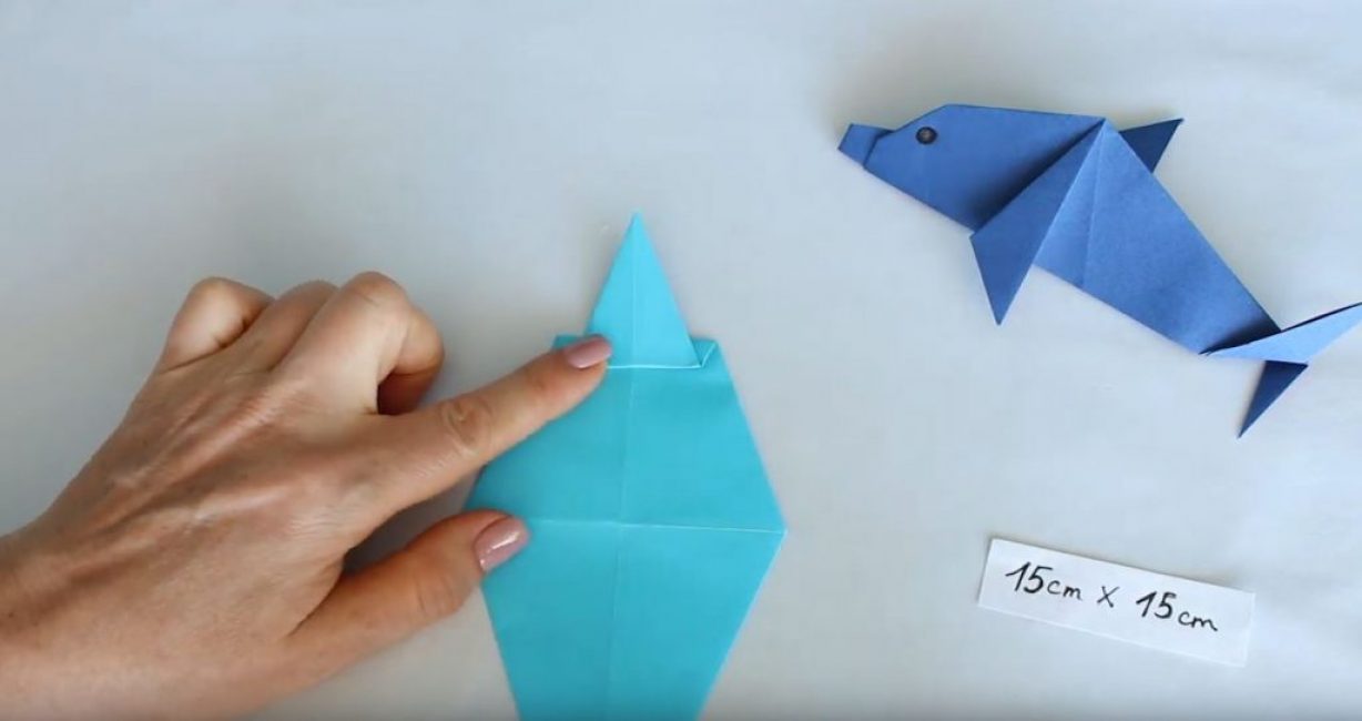 rabattre le bord vers le haut, formant un pli