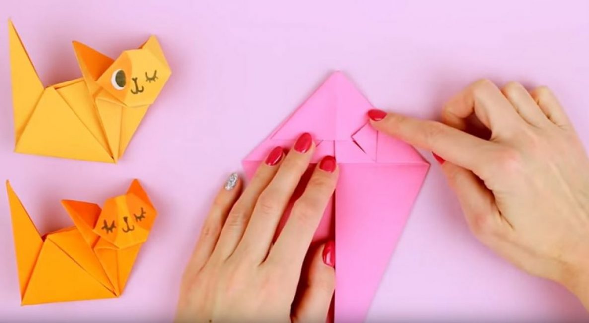 Pliez le coin droit du triangle supérieur vers le centre