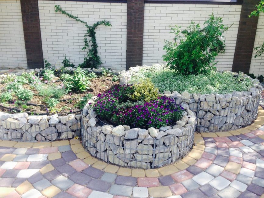 Gabions - clôtures en treillis remplis de pierre