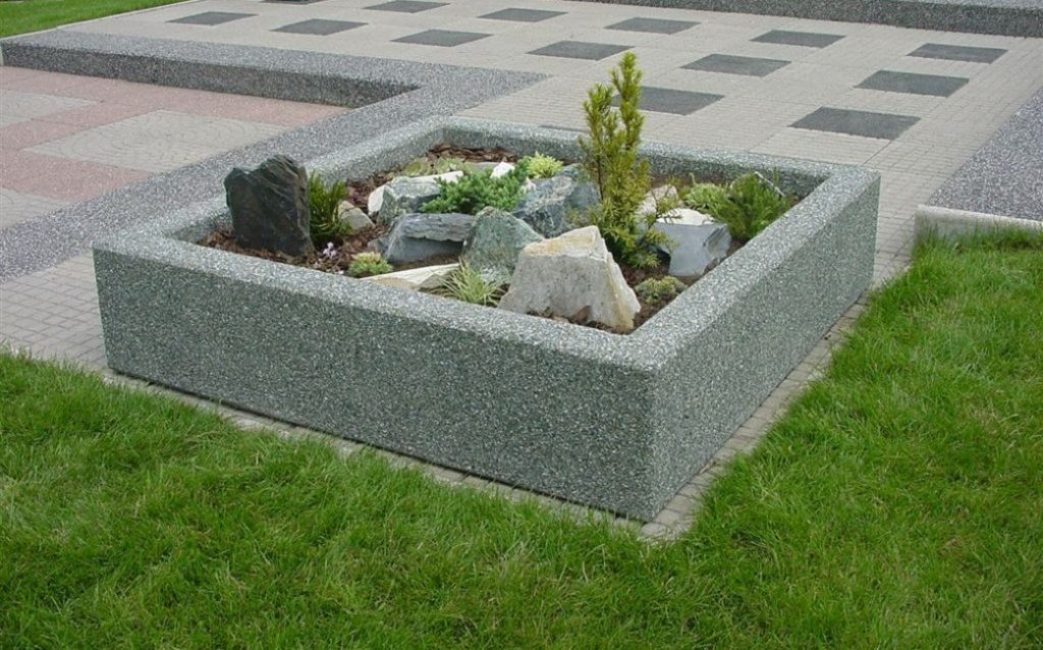 Plate-bande avec clôture en béton