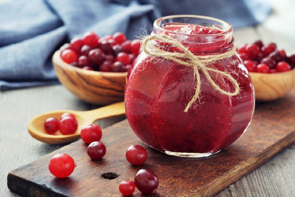 Canneberges trempées dans du sirop