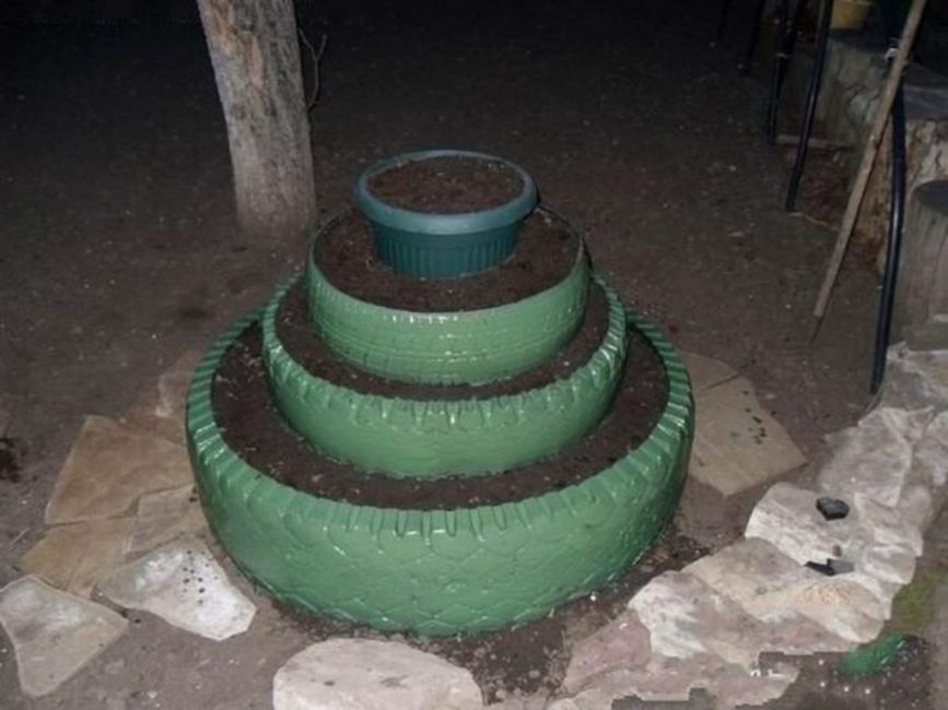 Parterre de fleurs à plusieurs niveaux de pneus de voiture