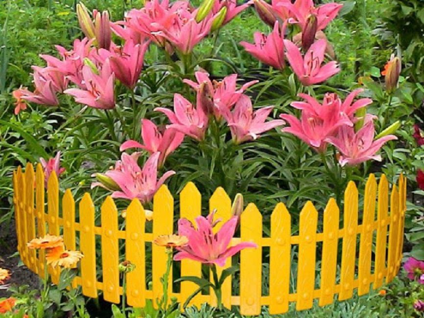 Clôture en plastique réalisée sous la forme d'une palissade